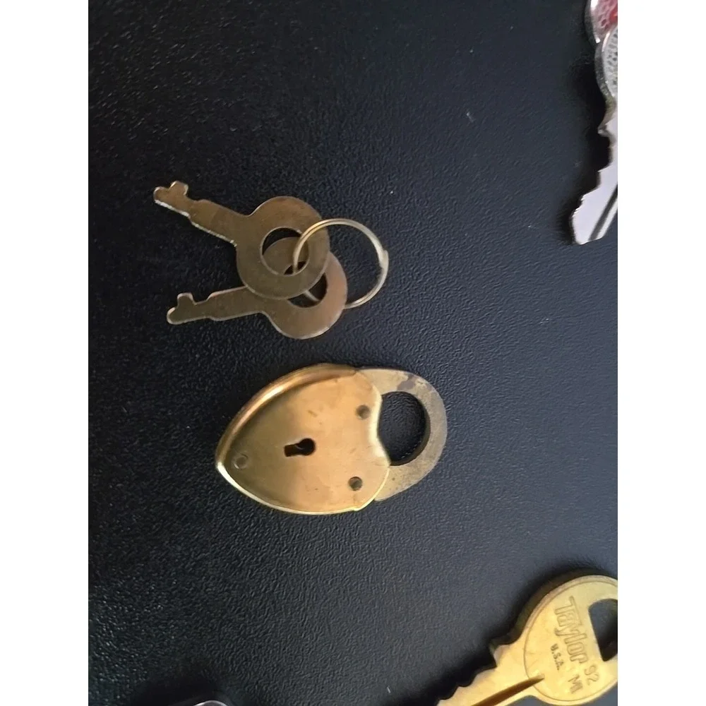 N/A vintage keys